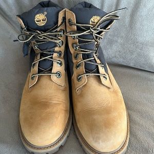 Big kids/woman’s sz 6 TIMBERLAND 650 PUFFER BOOTS. 
Size 4. (woman’s eqv 6)